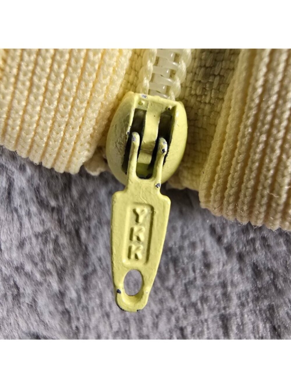 Vintage 1990s Women's Butter Yellow Knit Mock Neck Sleeveless Zip Top (S/M) - Picture 5 of 13